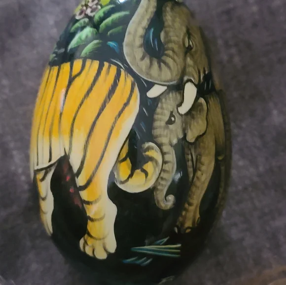 Hand-Painted Elephant And Tiger Hand Painted Decorative Egg, Bali - Picture 6 of 9